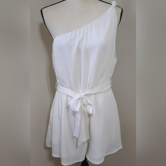 *FINAL SALE* NWT Zesica One Shoulder Sleeveless Tie Waist Boho Romper - Picture 5 of 8